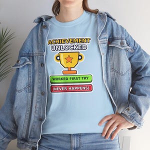 Camiseta "Conquista Desbloqueada" para Programador Python, Camiseta "Funcionou na Primeira Tentativa", Presente Divertido para Desenvolvedores, Humor de Programador, Gamer/Programador imagem 13