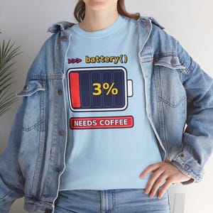 Grappig T-shirt voor Python-programmeurs, T-shirt met de tekst "Needs Coffee Battery" (Koffie nodig, batterij leeg) of cadeau voor ontwikkelaars, T-shirt met programmeurshumor of "Leeg batterij" (programmeur) afbeelding 1