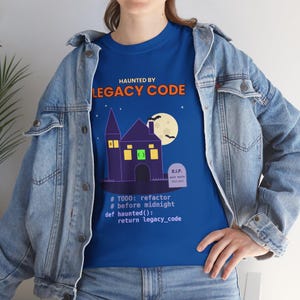 レガシーコードに悩まされるハロウィンシャツ、面白いプログラマーTシャツ、開発者ハロウィンTシャツ、お化け屋敷コーディングギフト、Python開発者