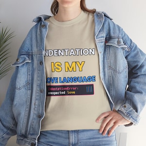 インデントは私の愛の言語です Python Tシャツ、面白いプログラマーシャツ、Python開発者ギフト、コーディングユーモアTシャツ