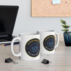 Taza de café para desarrolladores de Python, taza retro con insignia de programador, hecha con cafeína, regalo de estilo vintage para programadores, taza para ingenieros de software, 325 ml, 444 ml imagen 3
