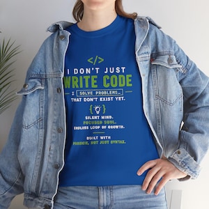 Può includere: Una t-shirt blu reale con testo verde e bianco che recita: I DON'T JUST WRITE CODE, I SOLVE PROBLEMS THAT DON'T EXIST YET, SILENT MIND, FOCUSED SOUL, ENDLESS LOOP OF GROWTH, BUILT WITH PASSION, NOT JUST SYNTAX.