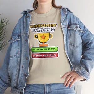 Camiseta "Conquista Desbloqueada" para Programador Python, Camiseta "Funcionou na Primeira Tentativa", Presente Divertido para Desenvolvedores, Humor de Programador, Gamer/Programador imagem 5