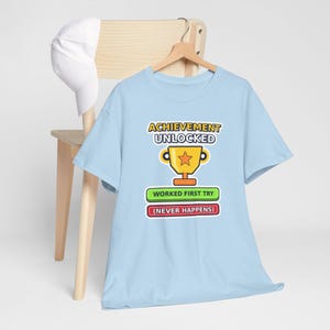 Camiseta "Conquista Desbloqueada" para Programador Python, Camiseta "Funcionou na Primeira Tentativa", Presente Divertido para Desenvolvedores, Humor de Programador, Gamer/Programador imagem 14