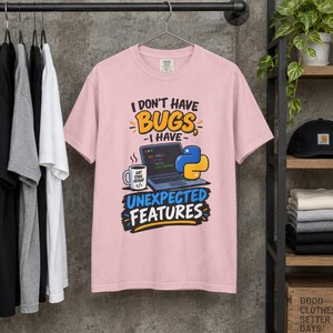 バグはない、予期せぬ機能があるんだTシャツ、面白いPythonプログラマーTシャツ、ソフトウェア開発者へのギフト、コーディングユーモアTシャツ、ギークシャツ