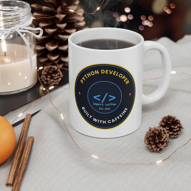 Taza de café para desarrolladores de Python, taza retro con insignia de programador, hecha con cafeína, regalo de estilo vintage para programadores, taza para ingenieros de software, 325 ml, 444 ml imagen 1