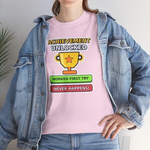 Camiseta "Conquista Desbloqueada" para Programador Python, Camiseta "Funcionou na Primeira Tentativa", Presente Divertido para Desenvolvedores, Humor de Programador, Gamer/Programador imagem 6