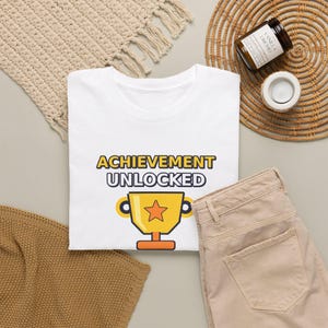 Camiseta "Conquista Desbloqueada" para Programador Python, Camiseta "Funcionou na Primeira Tentativa", Presente Divertido para Desenvolvedores, Humor de Programador, Gamer/Programador imagem 2