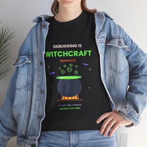 „Debugging ist im Grunde Hexerei“-T-Shirt, lustiges Programmierer-Halloween-Shirt, Hexenkessel-Coding-T-Shirt, Entwicklergeschenk, Python