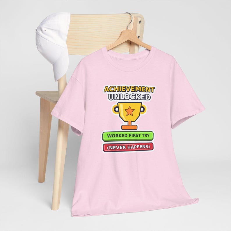 Camiseta "Conquista Desbloqueada" para Programador Python, Camiseta "Funcionou na Primeira Tentativa", Presente Divertido para Desenvolvedores, Humor de Programador, Gamer/Programador imagem 1