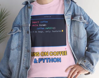 Lustiges Python-Programmierer-T-Shirt, Geschenkidee für Kaffeeliebhaber und Entwickler, „Läuft mit Kaffee und Python“-Shirt, Programmierer-Shirt für Software-Ingenieure
