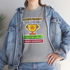 Camiseta "Conquista Desbloqueada" para Programador Python, Camiseta "Funcionou na Primeira Tentativa", Presente Divertido para Desenvolvedores, Humor de Programador, Gamer/Programador imagem 3