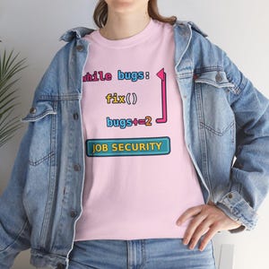 Divertente maglietta per programmatori con la scritta "Mentre i bug vengono risolti, la sicurezza del lavoro è garantita", regalo per sviluppatori con umorismo sulla programmazione, maglietta per ingegneri del software e nerd della tecnologia, Gildan 5000 Unisex