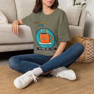While Coffee Code Python Developer T-Shirt, Funny Programmer Coffee Lover Shirt, Software Engineer Coding Gift, Tech Nerd Geek Tee, afbeelding 3