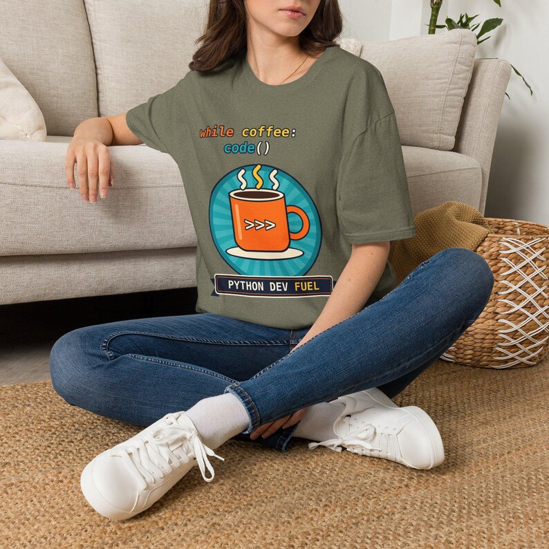 While Coffee Code Python Developer T-Shirt, Funny Programmer Coffee Lover Shirt, Software Engineer Coding Gift, Tech Nerd Geek Tee, afbeelding 3