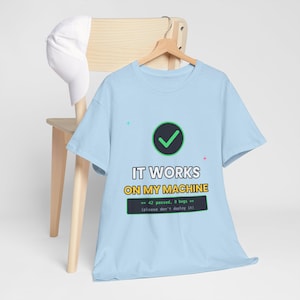 Det fungerar på min maskin-t-shirt, rolig utvecklartröja, mjukvaruingenjörspresent, programmerarhumor-tröja, kodningströja