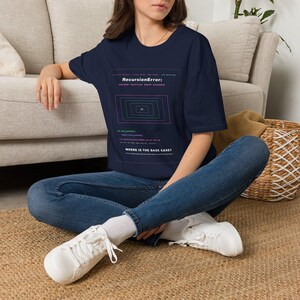 Camiseta divertida para programadores de Python / Humor sobre errores de recursión en la programación / Regalo para ingenieros de software / Para fanáticos de la informática / Camiseta para desarrolladores sobre depuración imagen 3