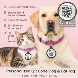 Könnte beinhalten: Eine Katze und ein Hund tragen rosa Halsbänder mit schwarzen QR-Code-Anhängern, auf denen "HELLO I'M LOST!" steht. Das Bild enthält auch den Text "Personalized QR Code Dog & Cat Tag".