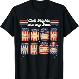 Op de afbeelding: Zwart T-shirt met een afbeelding van potten met opschriften over burgerrechten, zoals "Gelijkheid" en "Vrije meningsuiting". De tekst "Civil Rights are my Jam" staat erboven. Het ontwerp bevat rode, witte en blauwe elementen.
