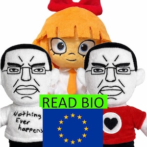 Puede incluir: Un grupo de muñecos de peluche con caras de dibujos animados. Uno tiene pelo naranja y un lazo rojo. Dos muñecos tienen caras serias y llevan gafas. Una camiseta tiene el texto "Nothing Ever happens". Un rectángulo verde dice "READ BIO".