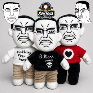 Puede incluir: Tres muñecos de peluche con la misma cara, que visten camisetas y pantalones de diferentes colores. Un muñeco lleva una camiseta blanca con el texto "Nothing Ever happ", otro lleva una camiseta negra con una calavera y el texto "Billions must", y el tercero lleva una camiseta roja.