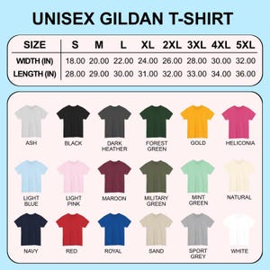 K&ouml;nnte beinhalten: Eine Tabelle mit Gildan Unisex-T-Shirts in verschiedenen Farben, darunter Asch, Schwarz, Dunkelgrau, Waldgr&uuml;n, Gold, Heliconia, Hellblau, Hellrosa, Bordeaux, Milit&auml;rgr&uuml;n, Mintgr&uuml;n, Natur, Marine, Rot, Royal, Sand, Sportgrau und Wei&szlig;. Gr&ouml;&szlig;en und Ma&szlig;e sind in Zoll angegeben.