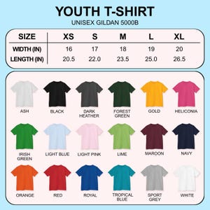 K&ouml;nnte beinhalten: Eine Tabelle mit Jugend-T-Shirts in verschiedenen Farben wie Asch, Schwarz, Dunkelgrau, Waldgr&uuml;n, Gold und Heliconia. Gr&ouml;&szlig;en von XS bis XL, Breiten von 40.6 bis 50.8 cm und L&auml;ngen von 52.1 bis 67.3 cm.