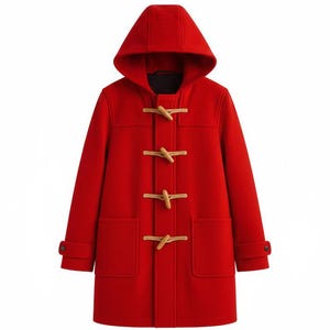 Puede incluir: Un abrigo tipo duffel rojo brillante con capucha y cierres de palanca de madera. El abrigo tiene dos bolsillos delanteros y puños abotonados. Una prenda de abrigo clásica.