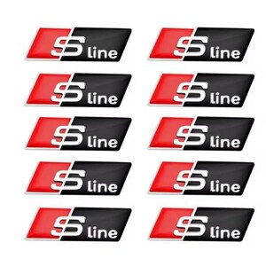 Może przedstawiać: Zestaw dziesięciu emblematów samochodowych S line. Każdy emblemat ma czerwono-czarny design z białym napisem "S line". Emblematy są prostokątne i mają błyszczące wykończenie.