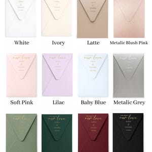 Puede incluir: Una colecci&oacute;n de sobres de invitaci&oacute;n de boda en varios colores, incluyendo blanco, marfil, caf&eacute; con leche, rosa rubor met&aacute;lico, rosa suave, lila, azul beb&eacute;, gris met&aacute;lico, verde salvia, verde esmeralda, borgo&ntilde;a y negro. Cada sobre tiene texto dorado.