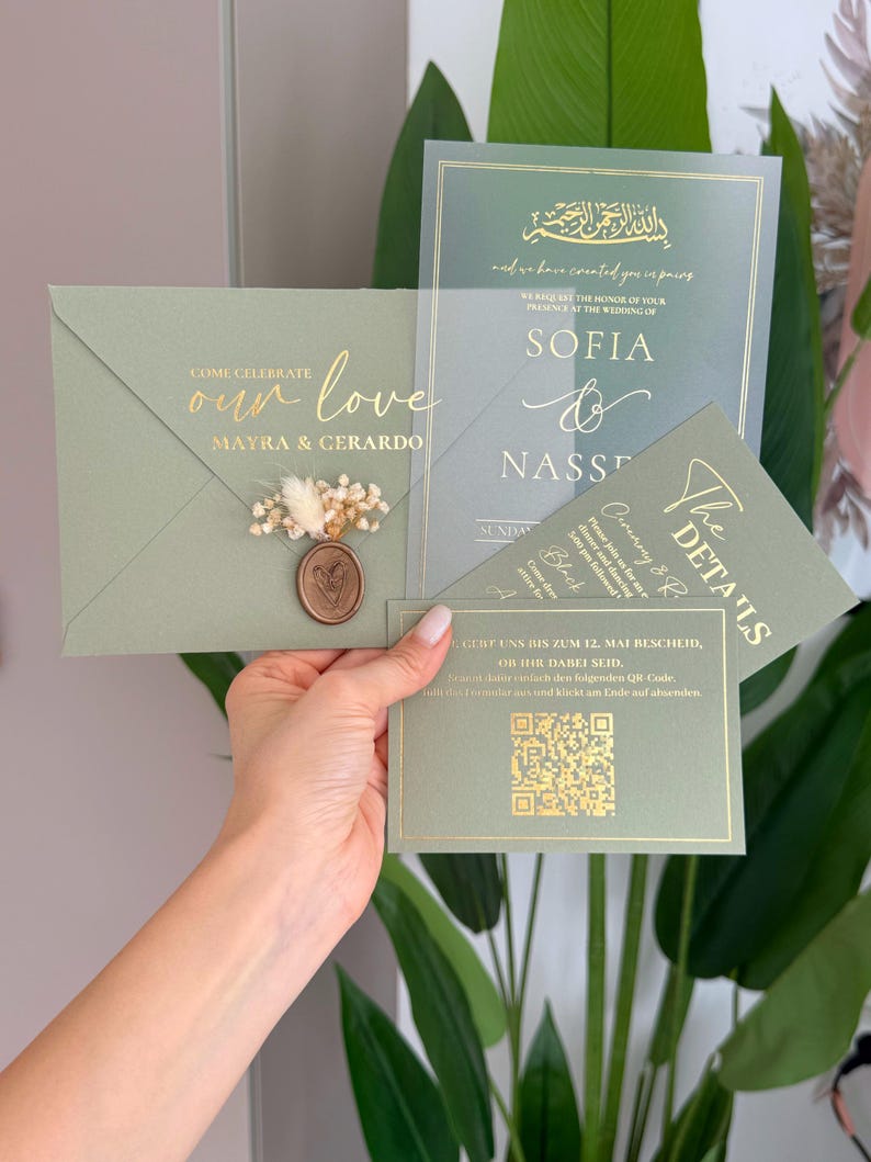 Puede incluir: Juego de invitaciones de boda verde salvia con texto dorado. El conjunto incluye un sobre, una invitaci&oacute;n principal y tarjetas de detalles. La invitaci&oacute;n principal presenta los nombres "Sofia & Nasser". El sobre est&aacute; sellado con un sello de cera y flores secas.