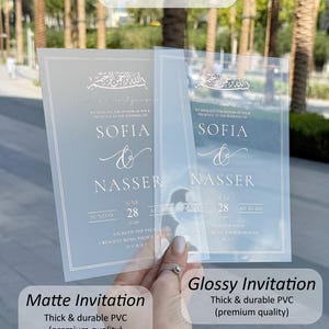 Puede incluir: Dos invitaciones de boda, una mate y otra brillante, con los nombres "Sofia" y "Nasser" en escritura elegante. Las invitaciones incluyen la fecha "28 de junio de 2026" y la ubicaci&oacute;n "Atlantis The Palm, Dub&aacute;i". Opciones de color de texto: oro, plata y oro rosa.