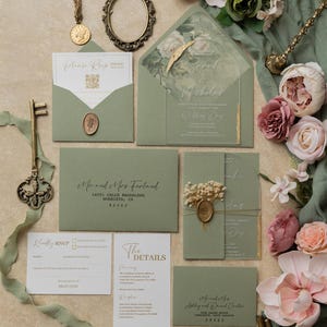 Salbeigrüne Hochzeitseinladung aus Acryl, transparentes Acryl mit floralem Liner und goldenem Wachssiegel