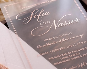 Invitación de boda en acrílico transparente rosa rubor, juego de papelería con detalles en lámina de oro rosa.