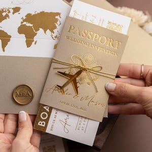 Gouden paspoort huwelijksuitnodiging, luxe bestemming trouwkaarten, instapkaart reisthema, uitnodiging: