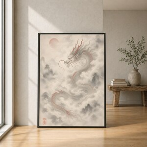 Può includere: Stampa artistica incorniciata con un'illustrazione dettagliata di un drago bianco con dettagli rossi, ambientata in un paesaggio montuoso e nebbioso con un sole rosso. L'opera è in una cornice nera, che ricorda l'arte asiatica tradizionale.