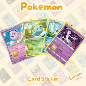 Può includere: Adesivi per carte Pokémon con Jigglypuff, Bulbasaur, Squirtle e Mewtwo. Gli adesivi hanno design colorati e includono il testo "Pokemon" e "Card Sticker". Lo sfondo presenta immagini di carte aggiuntive.