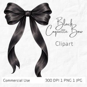 Puede incluir: Un lazo negro renderizado digitalmente con largas cintas que fluyen. El lazo está intrincadamente detallado, con sombras y luces que crean una apariencia realista. El texto a la derecha dice "Black Coquette Bow Clipart".