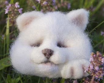 Needle Felted White Cat Brooch, Miniature Wool Kitty Pin, Handcrafted Cat Lover Gift, Cute Animal Jewelry, Small Realistic Pet Accessory