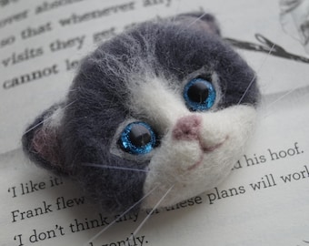 Felted Cat Brooch with Blue Eyes – Handmade Wool Kitten Pin, Cute Animal Jewelry, Gift for Cat Lovers