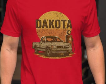 Klassisches LKW-Hemd | Dakota-inspiriertes Vintage Graphic Tee | Straßentaugliche Bekleidung