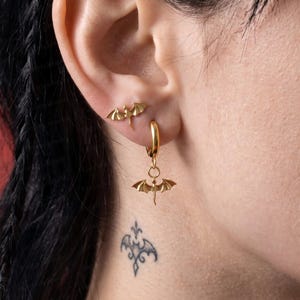 18G Titan Dragon Dangle Huggie Hoop, ASTM F136 Gothic Clicker Örhänge, Broskpiercing, Hypoallergena Smycken, Vattentät