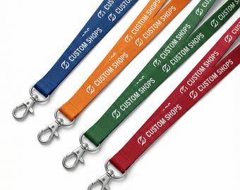 Puede incluir: Cuatro cordones en azul, naranja, verde y rojo, cada uno con un cierre de metal plateado. Los cordones tienen el texto "CUSTOM SHOPS" impreso en blanco.