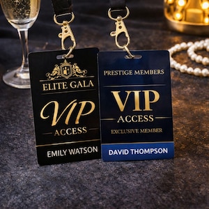Peut inclure: Deux badges d'accès VIP avec des lanières noires. L'un est noir avec du texte doré : "Elite Gala VIP Access" et "Emily Watson". L'autre est bleu marine avec du texte doré : "Prestige Members VIP Access" et "David Thompson".