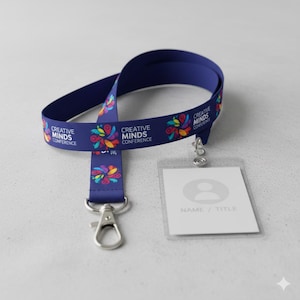 Puede incluir: Un cordón azul marino con el texto "CREATIVE MINDS CONFERENCE" y un diseño floral colorido. El cordón tiene un cierre plateado y un porta-credenciales de plástico transparente.