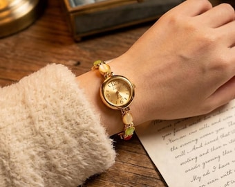 Montre de luxe pour femme avec pierres précieuses | Montre-bracelet incrustée de strass colorés | Bijoux fantaisie rétro élégants | Montre habillée étanche de 98 pieds