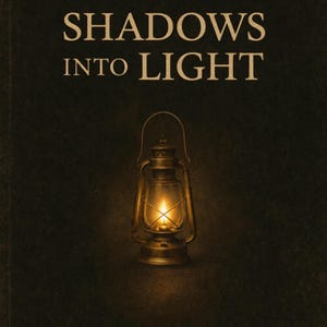 Może przedstawiać: Okładka książki "Shadows Into Light", Księga Trzecia z "The Dark Mirror: A Shadow Work Journal Trilogy". Okładka przedstawia starą latarnię z płonącym płomieniem na ciemnym, teksturowanym tle. Tytuł jest dużą, elegancką czcionką.