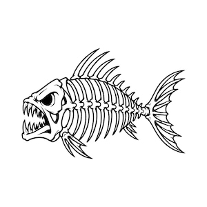 以下が含まれることがあります： 魚の骨格を描いた白黒のグラフィックイラスト。鋭い歯を持つ攻撃的な頭蓋骨、目立つ背びれ、詳細な尾びれが特徴で、太くはっきりとした線で描かれています。背景は白で、全体的に力強いデザインとなっています。