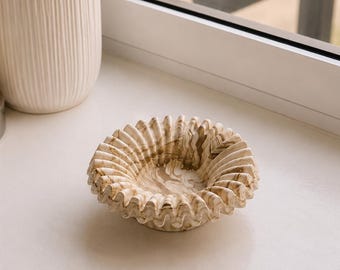 Handgemaakte gemarmerde schaal van jesmonite met geschulpte rand – Sieradenschaaltje met golvende rand - Nordic Home Gifts