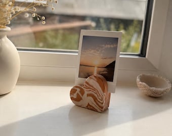 Handgemaakte neutrale fotohouder in de vorm van een hart met marmerlook – neutrale bureaudecoratie, ideaal voor het tentoonstellen van Polaroid-foto's.
